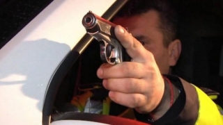 Șofer oprit cu focuri de armă în trafic