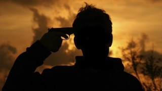 Un adolescent s-a împușcat în cap în timp ce făcea selfie cu un pistol