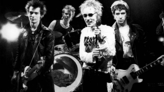 Amintirile trupei Sex Pistols, incendiate în mijlocul râului Tamisa