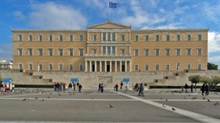 Parlamentul Greciei a adoptat un nou pachet de măsuri de austeritate
