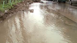 Stradă inundată în Timișoara după ce muncitorii unei firme au spart o conductă