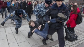 Sute de persoane arestate în timpul manifestației anticorupție de la Moscova