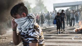 Poliția macedoneană a folosit gaze lacrimogene împotriva migranților de la Idomeni
