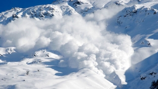 Salvamontiștii avertizează asupra riscului major de avalanșe