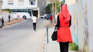 Femei musulmane, agresate de un grup de tineri în Capitală