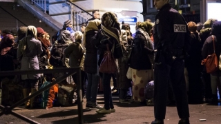 Sute de imigranți au fost evacuați dintr-o tabără improvizată din Paris