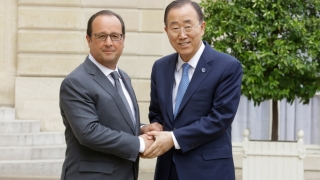 Secretarul general al ONU Ban Ki-moon, decorat de președintele francez Hollande