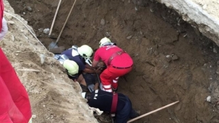 Un muncitor care lucra la canalizare a murit prins sub un mal de pământ
