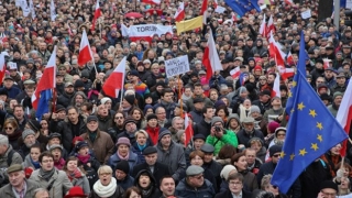 Parlamentul polonez restricționează adunările publice