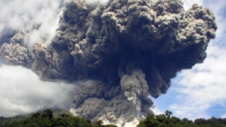 Trafic aerian perturbat în Indonezia, din cauza erupțiilor vulcanice