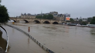 Cod roșu de inundații la Paris. Este așteptat ca fluviul Sena să atingă cota maximă