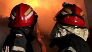 Zeci de persoane evacuate dintr-un bloc, în urma unui incendiu