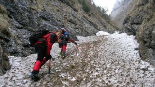 Trei tineri blocați pe un perete muntos, la peste 2.000 de metri în Bucegi