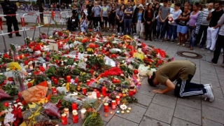 Sute de persoane au adus un omagiu victimelor atacului din Munchen