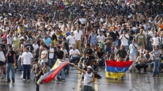 Protese sângeroase în Venezuela. Un tânăr a murit, peste 180 de răniți