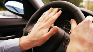Șoferii care abuzează de claxon ar putea rămâne fără permis