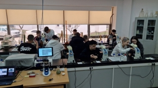 Elevii de liceu au acces la simulatoarele și laboratoarele Universității Maritime din Constanța