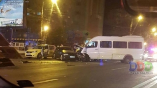 Grav accident de circulaţie în zona Tomis 3. Un microbuz a avariat două maşini