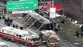 Cel puțin 13 răniți la New York, după ce un autobuz cu turiști a intrat într-un copac