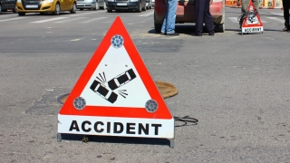 Accident rutier cu o mașină răsturnată!