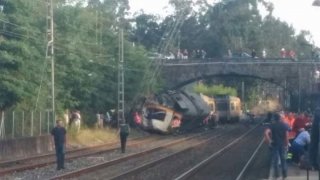 Cel puțin doi morți și mai mulți răniți, în urma deraierii unui tren