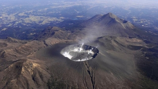 Alertă în Japonia! Un vulcan adormit de şase ani, a erupt!