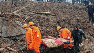 Cel puţin 12 morţi şi 50 de răniţi, într-o alunecare de teren din Birmania