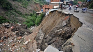 Mai multe persoane şi-au pierdut viaţa în urma unor alunecări de teren din Nepal