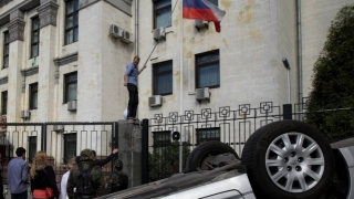 Ambasada Rusiei la Kiev, atacată cu fumigene