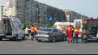 Ambulanță implicată într-un accident. Trei persoane au ajuns la spital