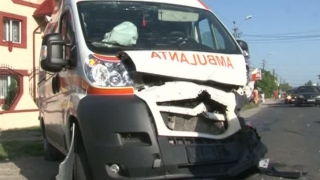 Ambulanță implicată într-un accident. Cinci persoane au fost rănite