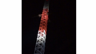 O persoană s-a urcat pe o antenă, la aproximativ 30 de metri înălțime