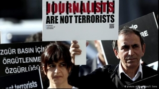 43 de jurnaliști arestați în Turcia. Pe numele altor 100 au fost emise mandate de arestare