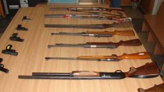 Sute de arme, confiscate de polițiști