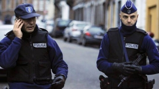 Doi poliţişti, atacaţi de un individ înarmat cu un cuţit, la periferia oraşului Bruxelles