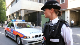 Un bărbat care a atacat polițiști din Londra, arestat în cadrul legii antiteroriste