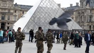 Suspectul atacului de la Muzeul Luvru din Paris vorbește cu anchetatorii