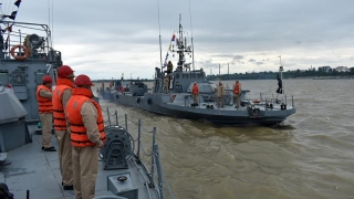 Atenție, se trage pe Dunăre! Ce fac navele militare la Măcin