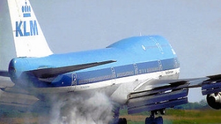 Incident aviatic: Un avion cu aproape 300 de călători a aterizat de urgență