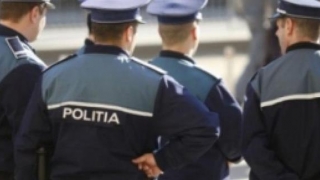 Referendum: Doi poliţişti, cercetaţi pentru că au influenţat alegătorii la vot