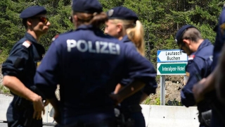 Doi români care transportau ilegal imigranți, arestați în Austria