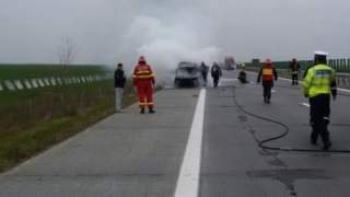 O mașină a ars complet într-un incendiu pe A1