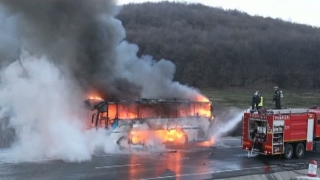 Panică pe șosea! Un autocar a luat foc în mers!