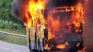 Un autobuz cu zeci de călători a luat foc în mers