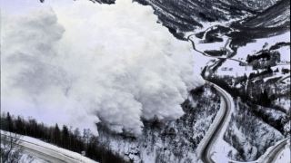 Două persoane suprinse de o avalanşă într-un autoturism, salvate de jandarmi