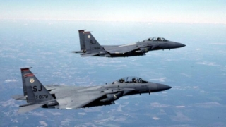 Avioane americane de război efectuează un atac asupra unei tabere SI în Libia