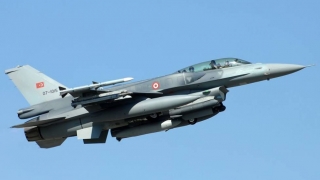 Avioane militare turce bombardează poziţii PKK în nordul Irakului