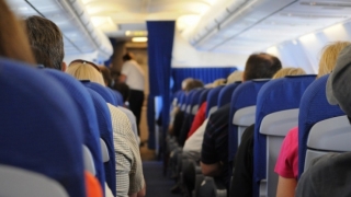 UE va revizui recomandarea de a purta măşti în avioane