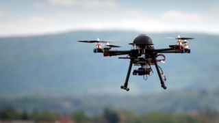 Premieră în Canada: Avion comercial, lovit de o dronă