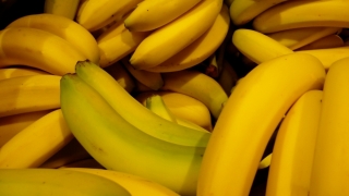 Un hoț a fost forțat să mănânce banane pentru a restitui un lanț de aur
